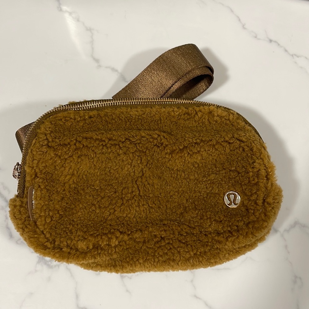 NWT Lululemon everywhere fleece belt bag
